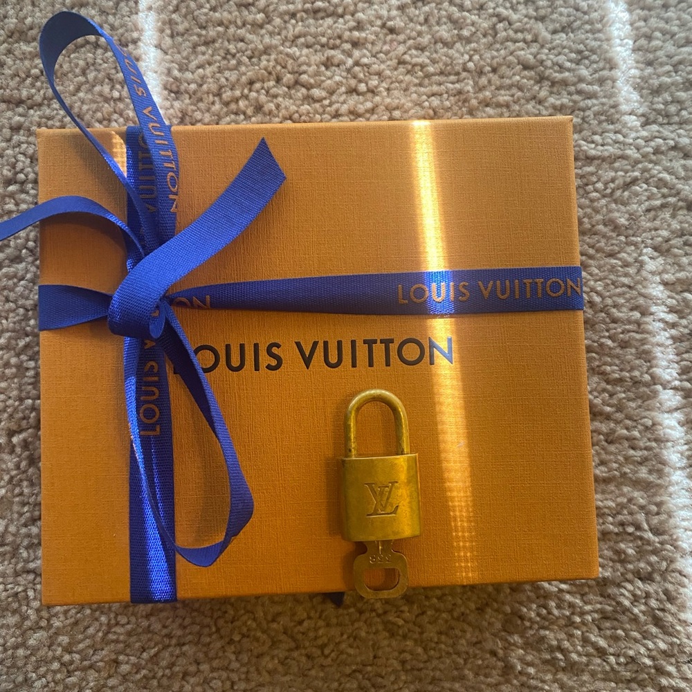 🦋LOUIS VUITTON Brass Lock and Key - #338🦋